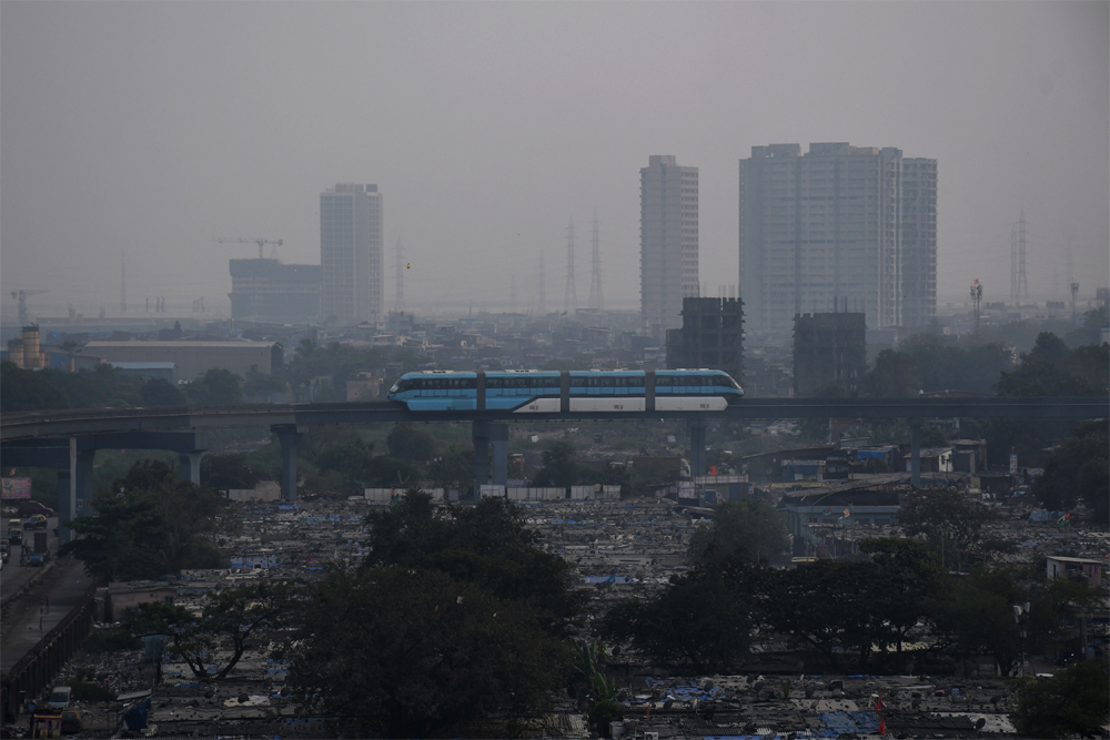 मुंबई की बारिश में फंसी मोनोरेल