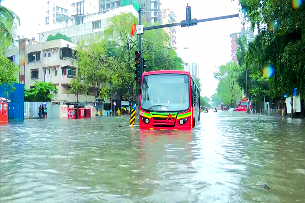 मुंबई में लगातार तीसरे दिन बारिश से आफत