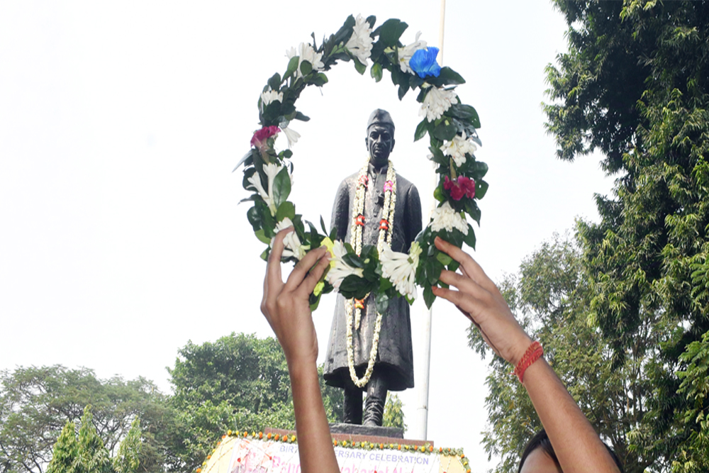 झूठों की दुनिया में सच को ताबानी दे मौला