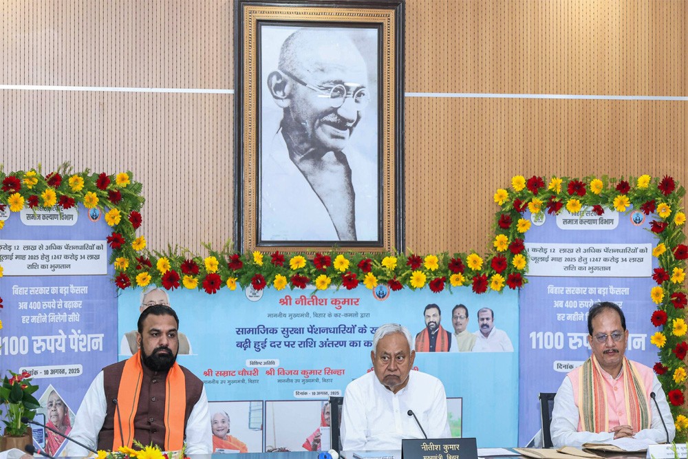 नीतीश के मंत्रियों के झगड़े