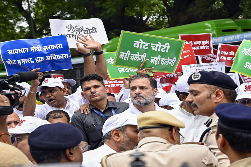 सड़क पर उतरे विपक्षी सांसद