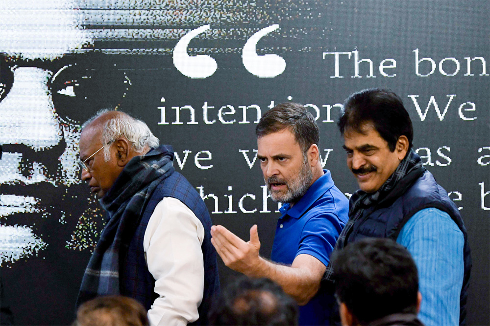 राहुल को उनकी टीम बरगला रही है