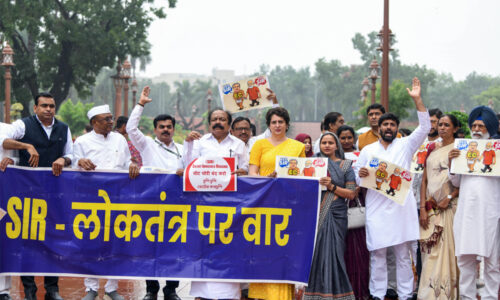 विपक्ष अब पहुंचा एसआईआर का समय बढ़वाने