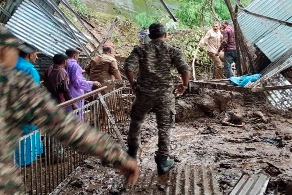 वैष्णो देवी के रास्ते में भूस्खलन, छह की मौत