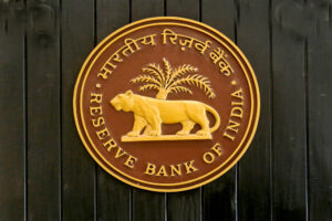 सिर पर मंडराता संकट