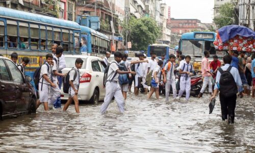कोलकाता: भारी बारिश से थम गया शहर, जलभराव के बाद स्कूलों की छुट्टी