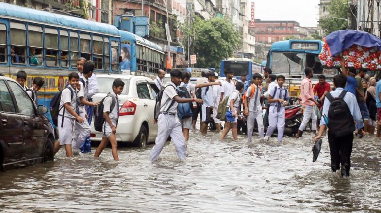 कोलकाता: भारी बारिश से थम गया शहर, जलभराव के बाद स्कूलों की छुट्टी