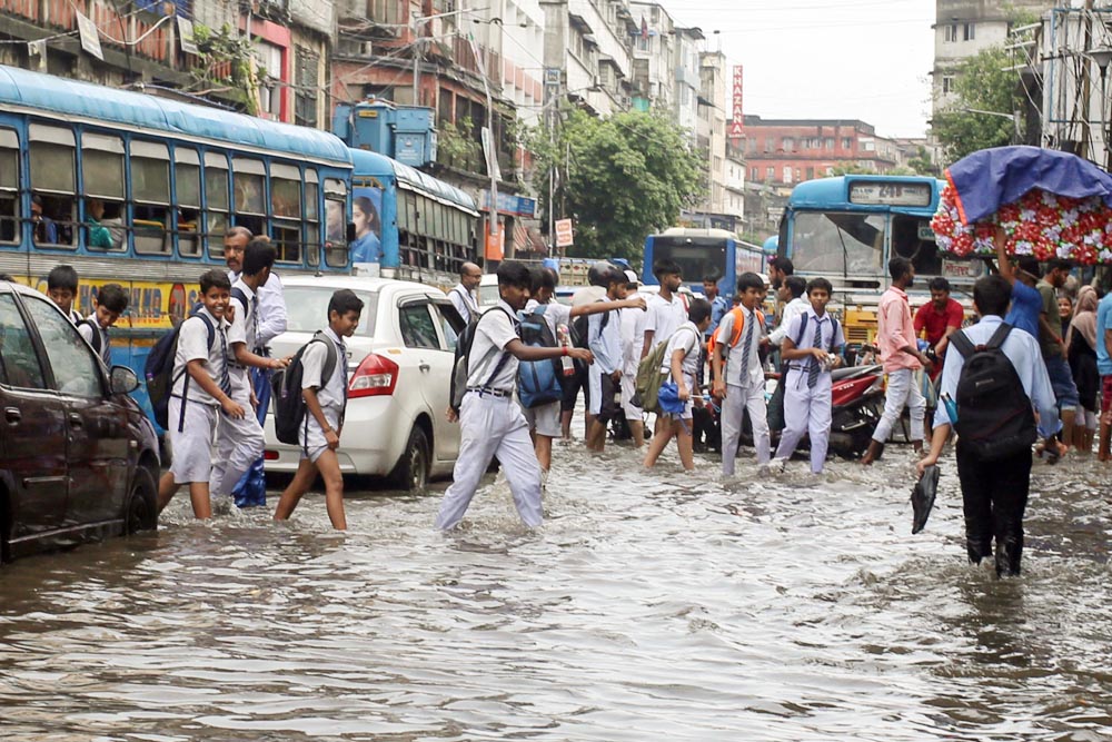 कोलकाता: भारी बारिश से थम गया शहर, जलभराव के बाद स्कूलों की छुट्टी