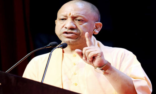 गोरखपुर में गोली लगने से एक की मौत पर हंगामा : योगी- दोषियों पर होगी सख्त कार्रवाई