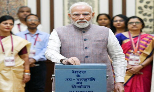 उपराष्ट्रपति चुनाव : पीएम मोदी ने डाला पहला वोट