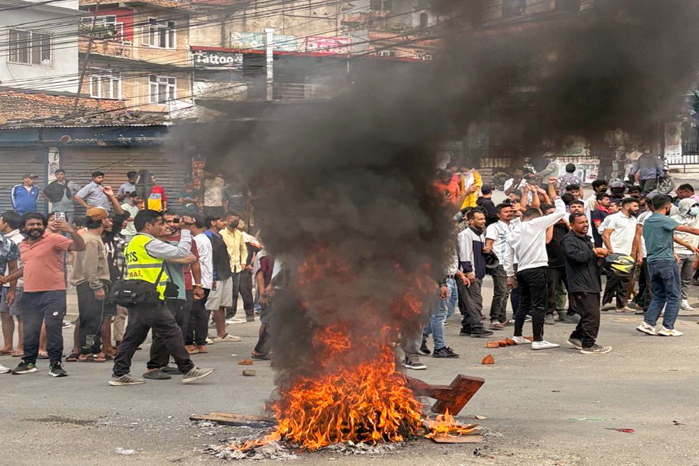 नेपाल के हिंसक प्रदर्शनों से डरे प्रवासी