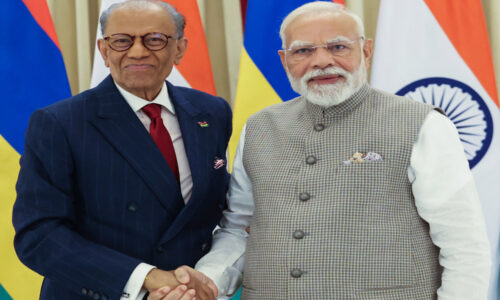 वाराणसी में पीएम मोदी और मॉरीशस के प्रधानमंत्री की मुलाकात