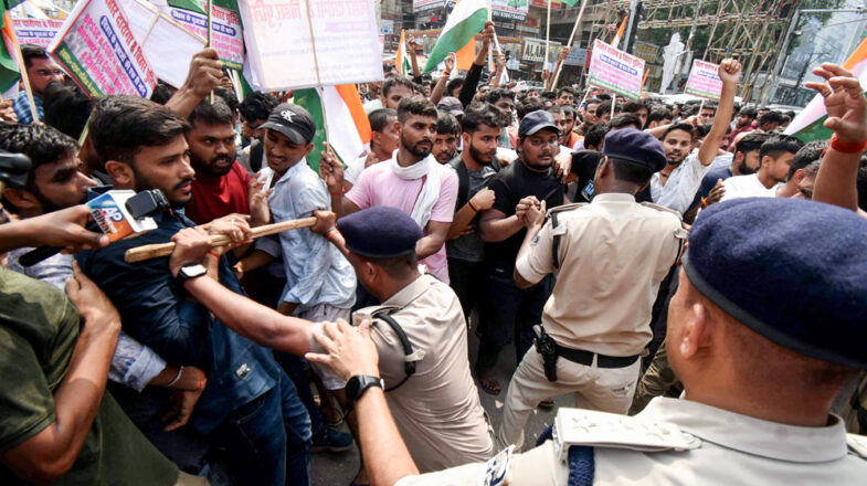 पटना में दारोगा भर्ती की परीक्षा को लेकर छात्रों का जोरदार प्रदर्शन, पुलिस ने भांजी लाठियां ‎