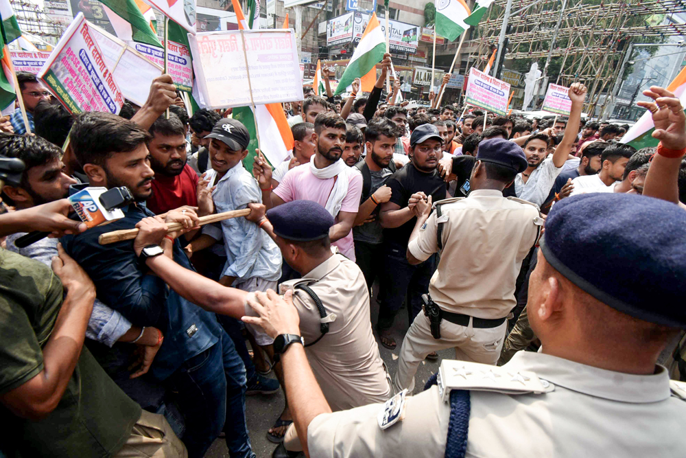 पटना में दारोगा भर्ती की परीक्षा को लेकर छात्रों का जोरदार प्रदर्शन, पुलिस ने भांजी लाठियां ‎