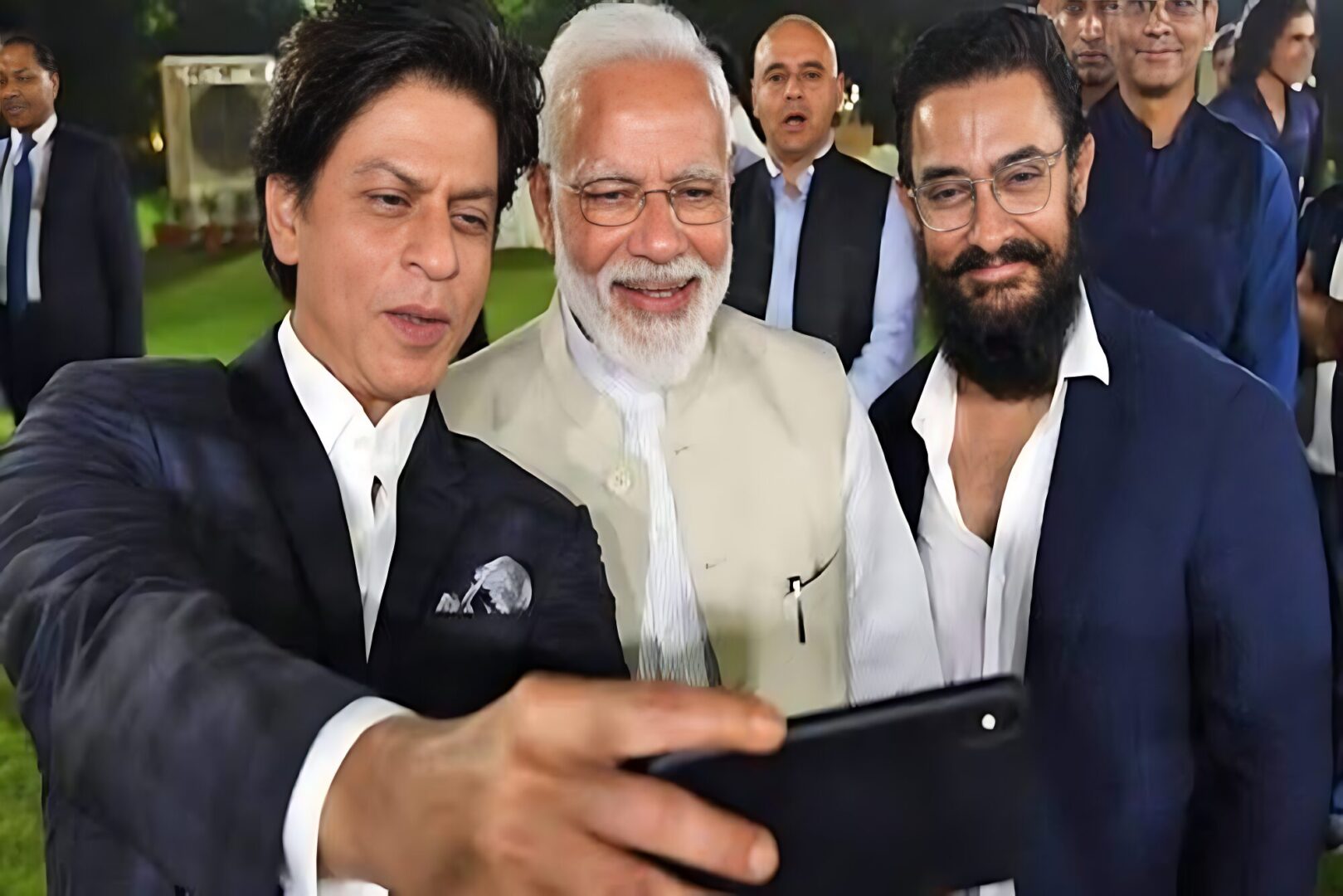 पीएम मोदी के 75वें जन्मदिन पर फिल्मी सितारों ने दी बधाई