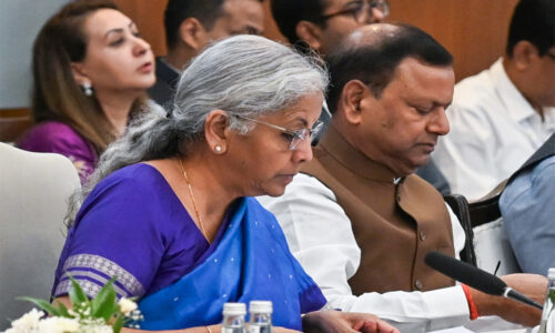 कंपनियां क्या उपभोक्ताओं को लाभ देंगी?