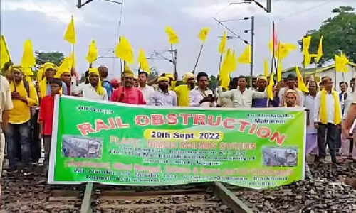 कुड़मी आंदोलनकारियों ने झारखंड में 15 से ज्यादा स्थानों पर रेलवे ट्रैक किया जाम