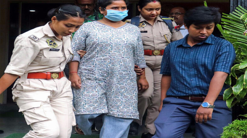 असम की अधिकारी के यहां नोट का ढेर मिला