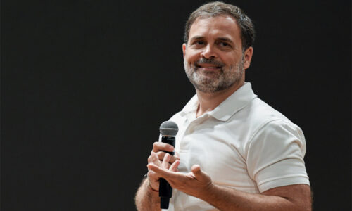 बाढ़ में डूबे तब भी ट्रोल के लिए राहुल!
