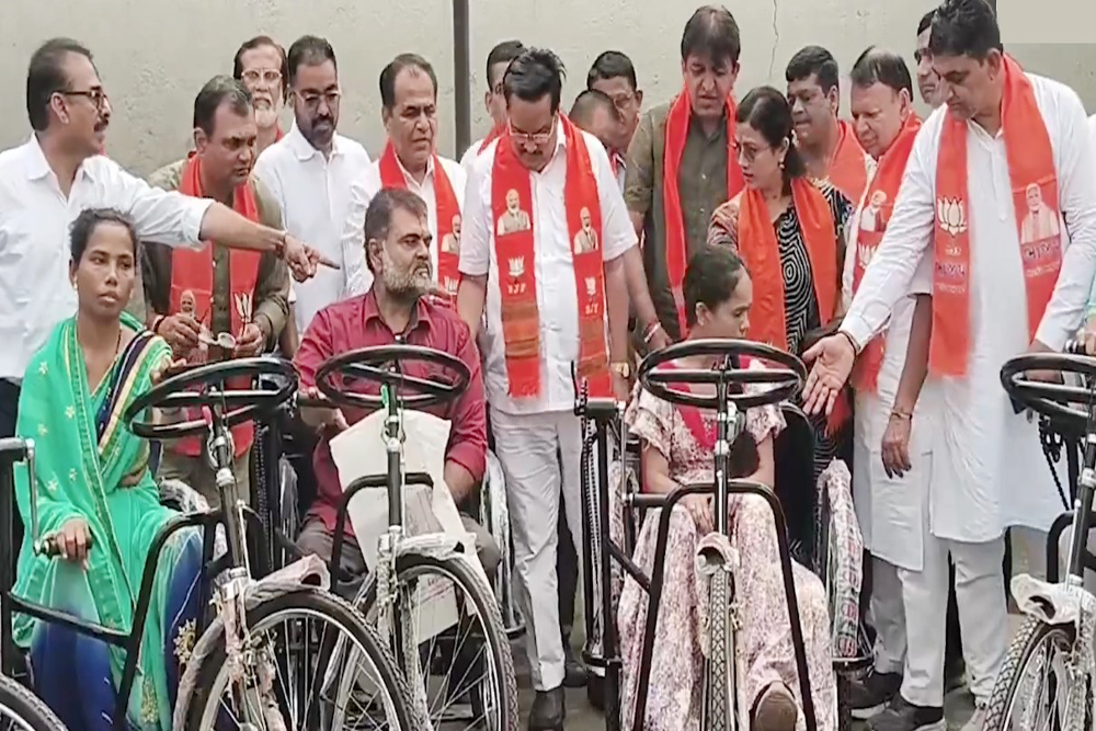 सूरत में पीएम मोदी के 75वें जन्मदिन पर दिव्यांगों को वितरित की गईं 75 व्हीलचेयर
