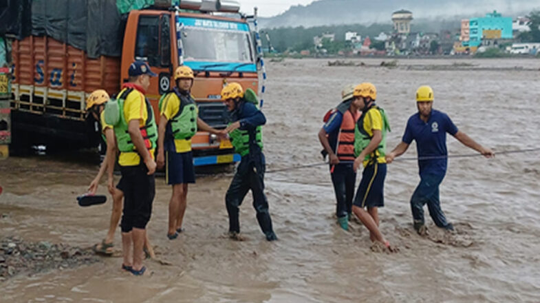 उत्तराखंड में बारिश का कहर : ऋषिकेश में उफान पर चंद्रभागा नदी, हल्द्वानी में बही बोलेरो