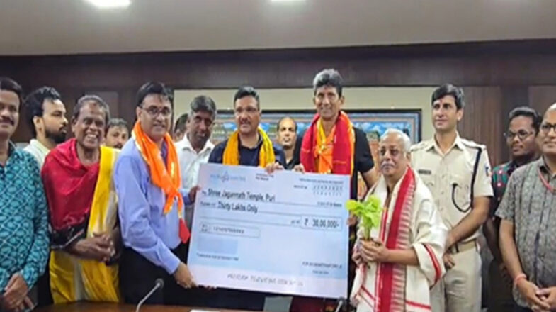 पूर्व क्रिकेटर वेंकटेश प्रसाद ने पुरी श्री मंदिर में किया 30 लाख का दान
