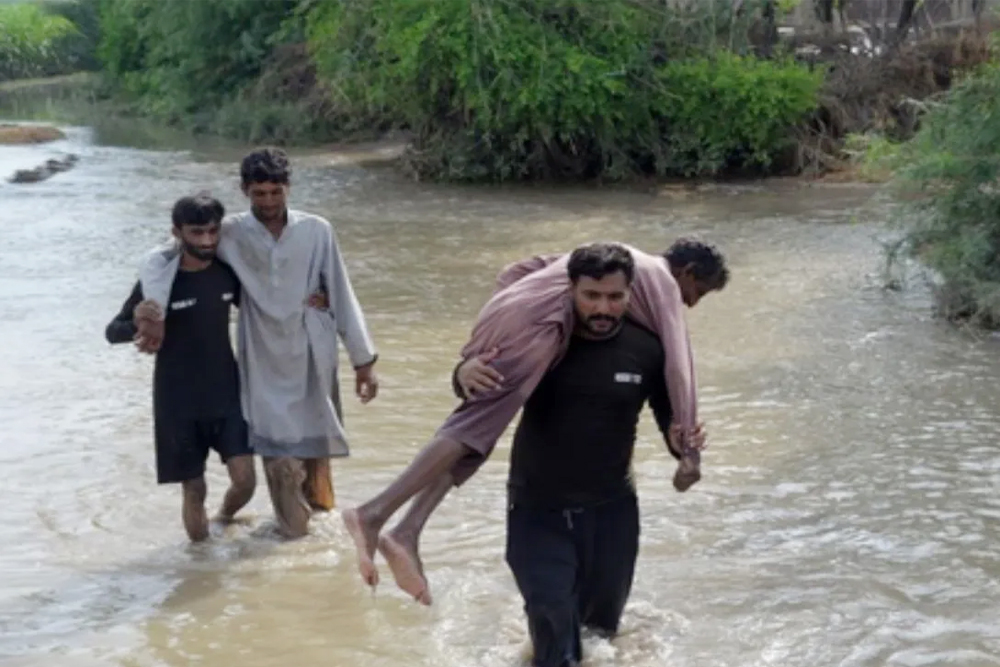 पाकिस्तान में मूसलाधार बारिश से 883 लोगों की मौत