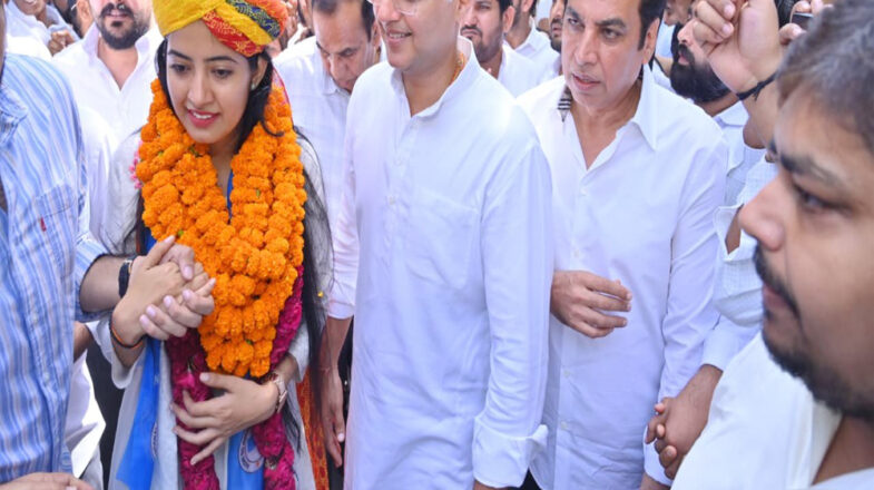 दिल्ली विश्वविद्यालय छात्रसंघ चुनाव में नेताओं की एंट्री