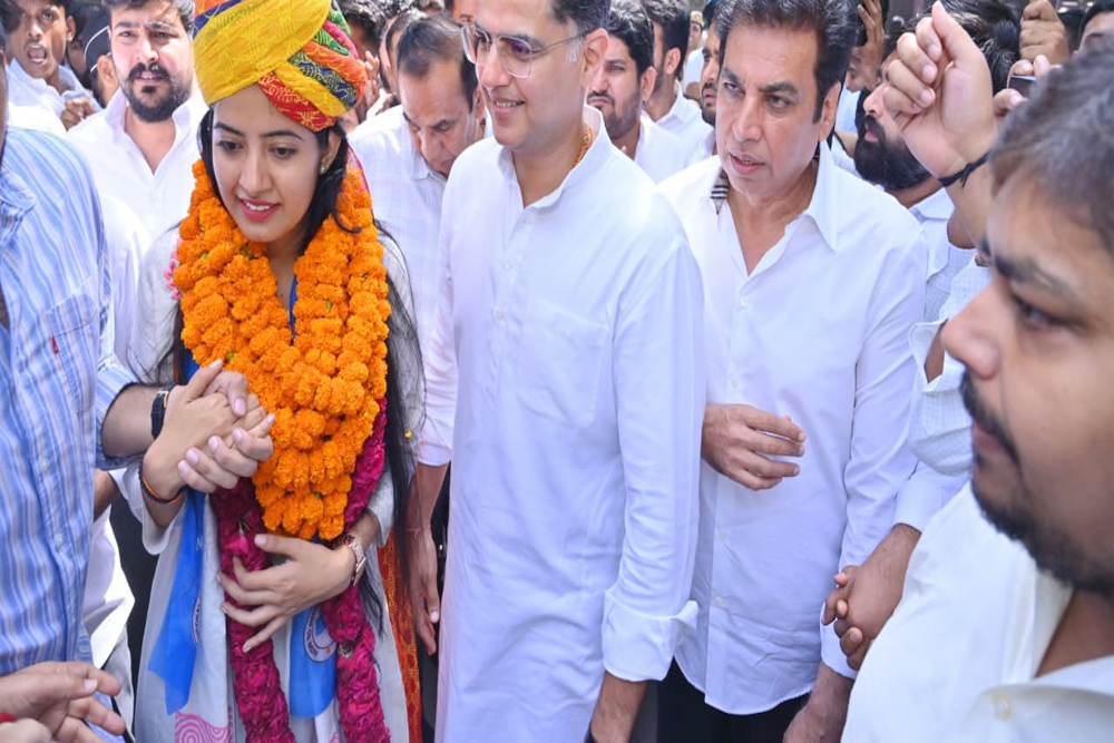 दिल्ली विश्वविद्यालय छात्रसंघ चुनाव में नेताओं की एंट्री