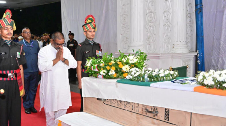 हेमन्त सोरेन व संतोष कुमार ने शहीद अग्निवीर नीरज कुमार चौधरी को दी भावभीनी श्रद्धांजलि।
