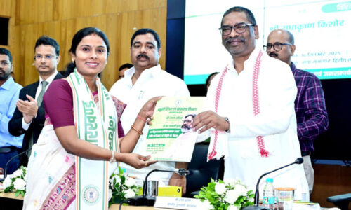 झारखंड: सीएम हेमंत सोरेन ने 301 सहायक आचार्यों को सौंपे नियुक्ति पत्र