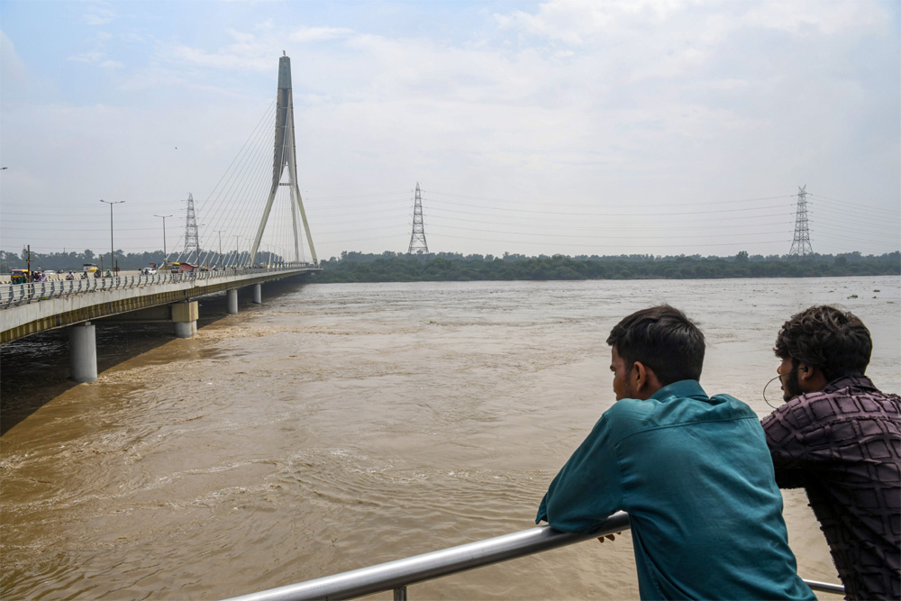 दिल्ली में बारिश से बिगड़े हालात
