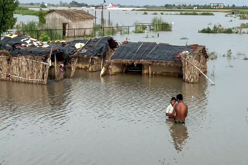 बाढ़ और बारिश से राहत नहीं
