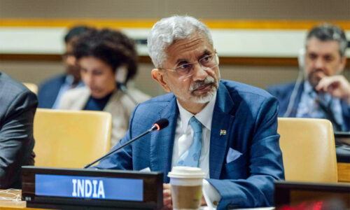 अमेरिका, चीन को तेवर नहीं दिखाते