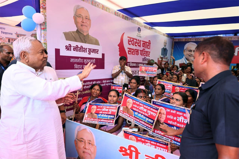 बिहार में महिलाओं के खाते में 10-10 हजार रुपए