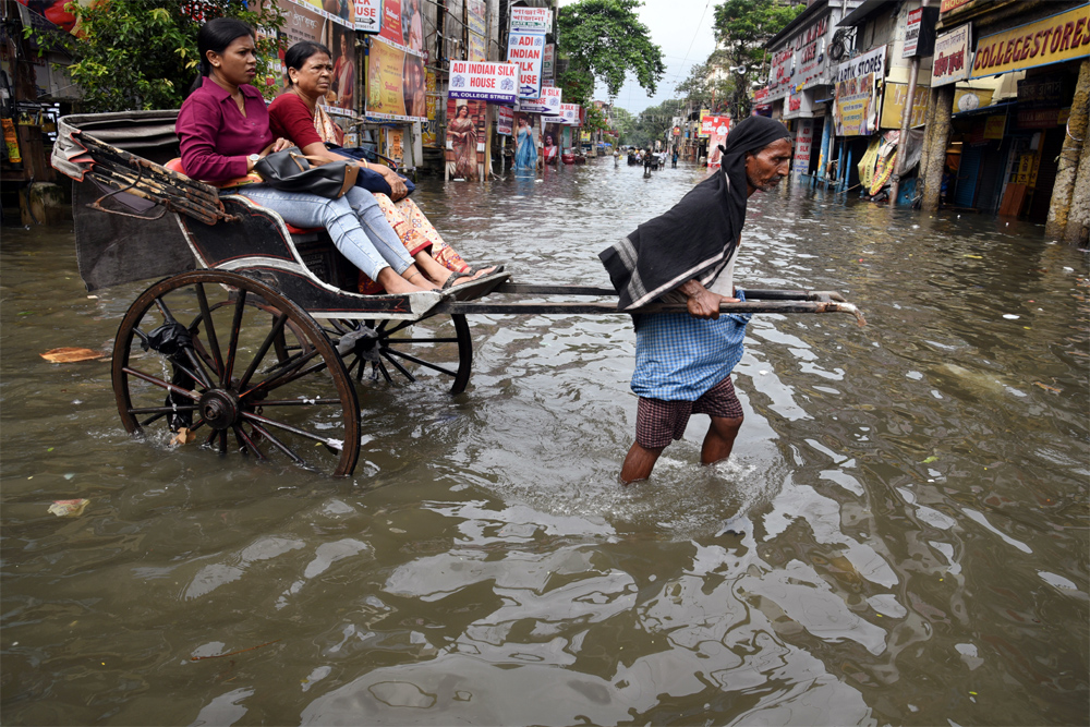 कोलकाता में भारी बारिश, सात की मौत
