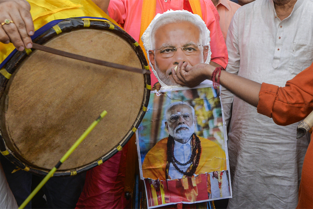 टैरिफ की तरह वीजा फीस पर भी ताली, थाली!
