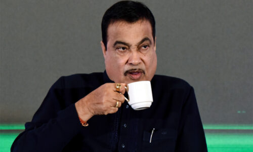 गडकरी को कोई श्रेय नहीं दे रहा