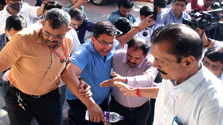 नौकरशाह के व्हिसलब्लोअर होने का हक