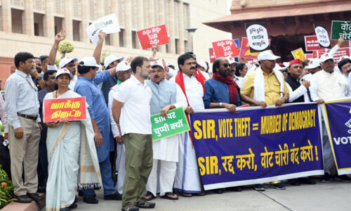 सड़क पर फिर उबाल