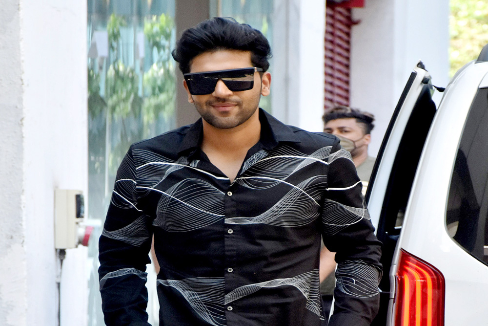 गुरु रंधावा के नए गाने में गांव की खुशबू, किसानों को समर्पित करते हुए रिलीज किया गाना