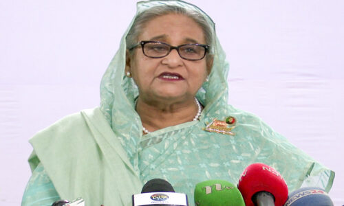 बांग्लादेश: सैन्य अधिकारियों पर केस दर्ज होने से भड़कीं शेख हसीना