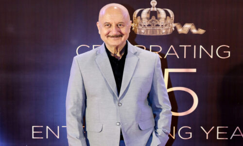 अनुपम खेर ने तीन किरदारों का लुक किया शेयर