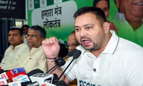 कांग्रेस की नादानी और तेजस्वी का दांव