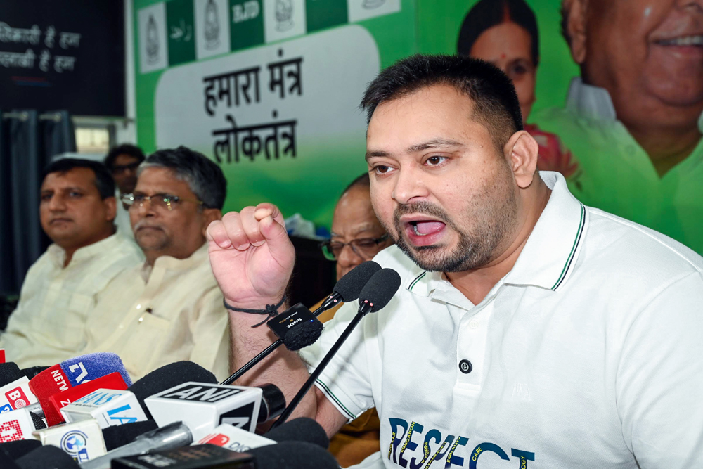 बिहार: बदलाव की जोर आजमाइश में तेजस्वी