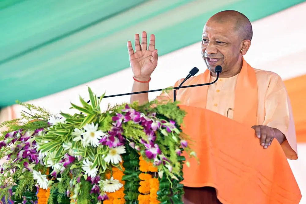 मुख्यमंत्री योगी आदित्यनाथ ने मेरठ में कांवड़ियों पर की पुष्पवर्षा