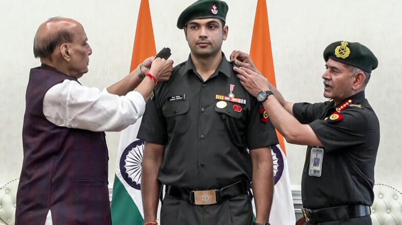नीरज चोपड़ा को मिली मानद लेफ्टिनेंट कर्नल की वर्दी