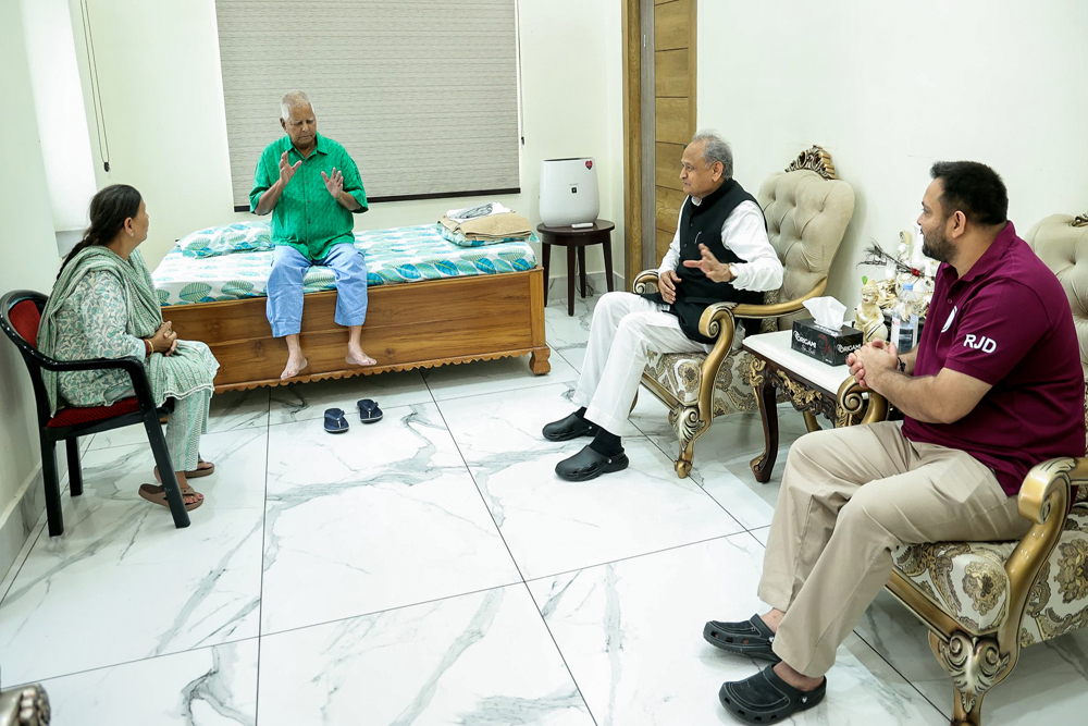 बिहार: तकरार समाप्त करने को महागठबंधन एक्टिव, लालू-तेजस्वी से मिले अशोक गहलोत
