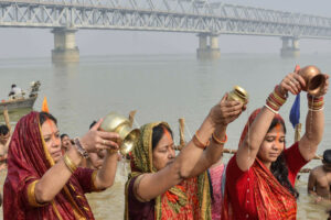 सूर्योपासना में डूबा बिहार, अस्ताचलगामी सूर्य को अर्घ्य देने के लिए तैयार छठ घाट ‎