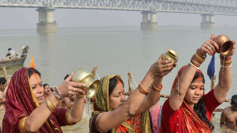 सूर्योपासना में डूबा बिहार, अस्ताचलगामी सूर्य को अर्घ्य देने के लिए तैयार छठ घाट 